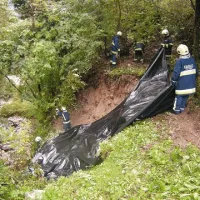 Tolminski gasilci so s plastično folijo zaščitili območje plazu