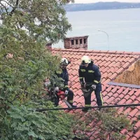 Večja veja se je naslonila na hišo in električne vodnike v Fornačah, gasilci so vejo odžagali in odstranili