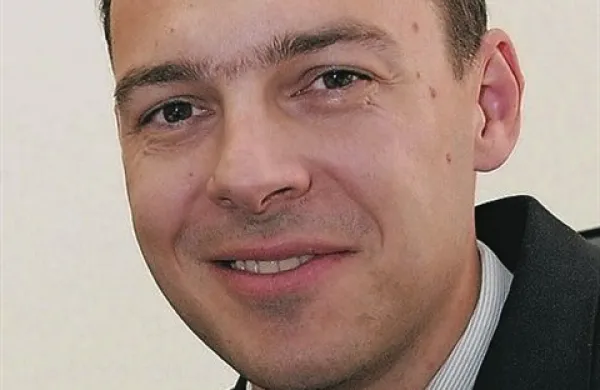Trenutno še ni potrebe, da bi razmišljali o prošnji za mednarodno pomoč, se je minister za finance Uroš Čufer odzval na poziv predsednika stranke SDS Janeza Janše, naj vlada zaprosi za mednarodno finančno pomoč
