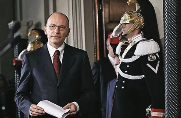 Italijanski premier Enrico Letta je danes prejel nepreklicne odstopne izjave petih ministrov Ljudstva svobode (Pdl) nekdanjega premierja Silvia Berlusconija, usoda vlade pa bo znana v sredo, ko bo v parlamentu glasovanje o zaupnici
