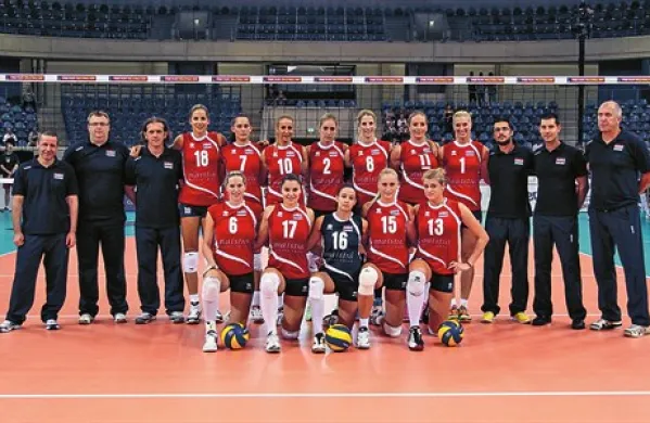 Sebastjan Mavrič (drugi z leve) je bil statistik hrvaške ženske odbojkarske reprezentance
