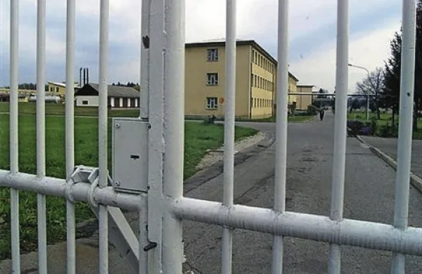 Čeprav 51-letni D. T., ki je bil na koprskem okrožnem sodišču zaradi spolne zlorabe slabotnih oseb obsojen na leto in deset mesecev zapora, že skoraj eno leto prestaja kazen na Dobu, sodba še ni pravnomočna