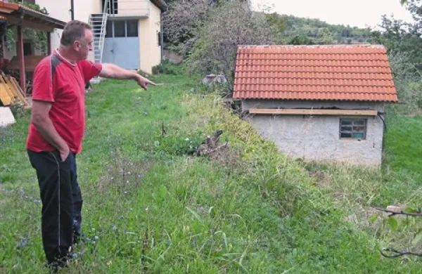 Jani Forte kaže na zemljišče, kjer je želel postaviti rastlinsko čistilno napravo 