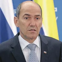 Janez Janša: Slovenija naj zaprosi za pomoč 