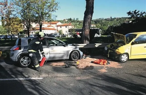Na cesti med Izolo in Portorožem se je pri Strunjanu nekaj po 9. uri zgodila huda prometna nesreča, v kateri sta čelno trčili dve vozili