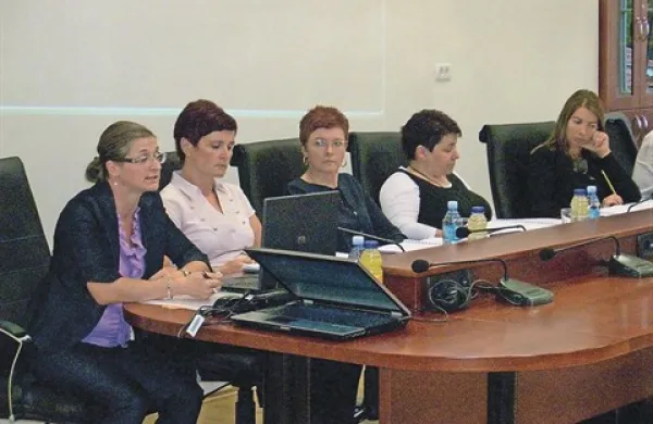Direktorica Centra za socialno delo Ilirska Bistrica Kristina Zadel Škrabolje (na fotografiji skrajno levo) je v četrtek občinskim svetnikom predstavila projekt za preureditev občinskega stanovanja na Kosovelovi 18 v zavetišče za brezdomce