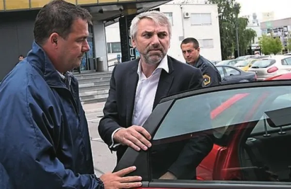 Na celjskem okrožnem sodišču je bil današnji predobravnavni narok za novinarja in lastnika Info TV Vladimirja Voduška preklican, soobtoženi velenjski podjetnik Stanislav Gaberc pa je na naroku krivdo priznal