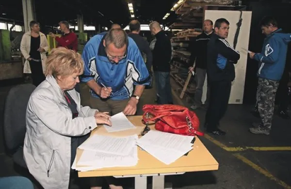 Pisno odpoved pogodbe o zaposlitvi so včeraj delavci prejeli osebno od stečajne upraviteljice Marine Marinc Pilej