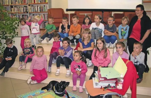 Pravljična urica v divaški knjižnici je privabila več kot 20 otrok