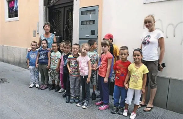 Otroke skupine  sončki vrtca Kekec so najbolj pritegnila nekatera  pročelja starih hiš v mestnem jedru 