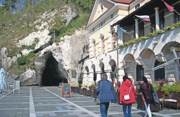 Po oceni Svetovne federacije turističnih novinarjev Fijet si Postojnska jama zasluži največje priznanje za ohranjanje naravne in kulturne dediščine 