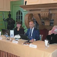 Poslovanje družbe Postojnska jama, ki je bila nagrajena z Zlatim jabolkom za leto 2013, so včeraj predstavili (na fotografiji z leve) strokovna delavka Sabina Paternost, direktor družbe Marjan Batagelj in predsednik slovenskega društva turističnih