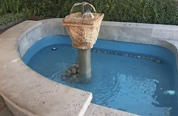 V lapidariju Pokrajinskega muzeja Koper je prvič po več kot dvajsetih letih spet začela delovati vrtna fontana