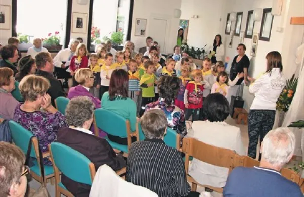 30. rojstni dan doma so stanovalcem popestrili tudi vedno dobrodošli varovanci vrtca