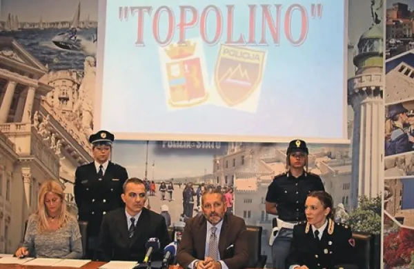Stefano  Simonelli, vodja policijske postaje Polo San Sabba (drugi z desne) je povedal, da so preiskavo poimenovali Topolino, ker so zaznali nešteto preprodaj droge