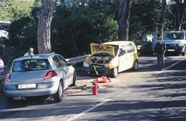 Mlada voznica iz Izole je zapeljala na nasprotno stran ceste in čelno trčila v avto, s katerim se je nasproti pripeljala voznica iz Kopra