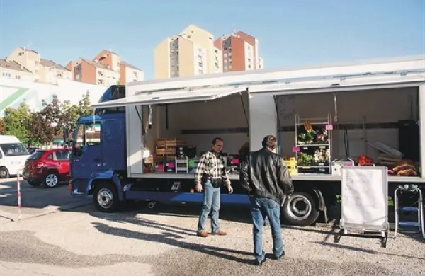    Morda pa je nova  sadje-zelenjava v mestu  občini pokazala, kje bi bil prostor za tržnico