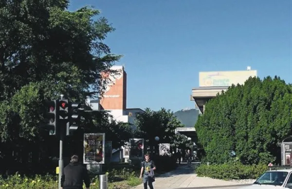 “Lišpanje” centra Nove Gorice, kot so nekateri mestni svetniki pred časom poimenovali načrte za preurejanje Bevkovega trga, sosednje ploščadi med trgovinami s prostorom ob spomeniku bratom Rusjan (na fotografiji) in podobni projekti, naj bi se začeli to