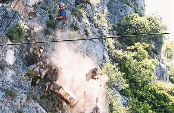 Maja 2011 se je s pobočja v Podpeči odtrgala skala in zmečkala štiri avtomobile. Zatem so strokovnjaki odstranili razmajano kamenje in steno zaščitili z mrežo in žico. 