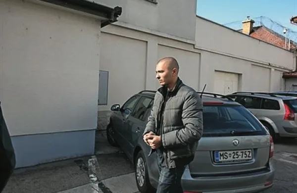 Victor Faur naj bi med oktobrom 2004 in oktobrom 2006 vdrl v vsaj 155 računalnikov agencije Nasa in s tem povzročil približno za 1,3 milijona dolarjev škode