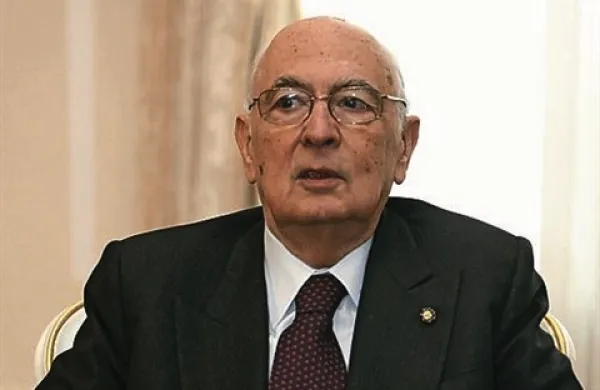 Italijanski predsednik Giorgio Napolitano predlaga ustrezen nadzor severnoafriške obale, od koder prebežniki odrinejo na pot proti Evropi