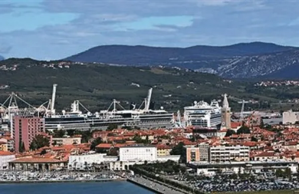 Predstavniki Slovenske gospodarske zveze iz Celovca in Primorske gospodarske zbornice so v Kopru popisali sporazum o medsebojnem sodelovanju, s katerim bodo spodbujali in ohranjali nadaljnji razvoj povezav gospodarstva v obeh državah