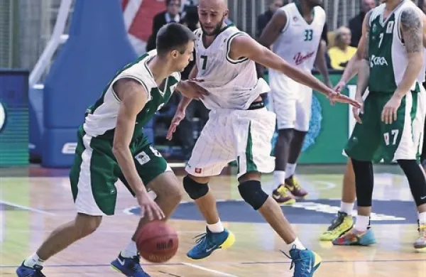 Dvoboj primorskih (koprskih) organizatorjev igre - Matej Rojc (Krka) proti Nebojši Joksimoviću (Olimpija, št. 7 v belem dresu)