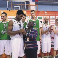 Priznanje za najkoristnejšega igralca tekme (MVP) je Arthuru Stephensonu podelil župan Peter Bossman