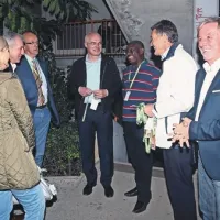 Z leve: generalni sekretar KZS Iztok Rems s soprogo, Aleš Antauer, predsednik združenja 1. SKL,    predsednik uprave Splošne plovbe Egon Bandelj, piranski  župan Peter Bossman, predsednik KK Portorož  Alojz Jurjec in Slavko Ivančić, ki je zapel