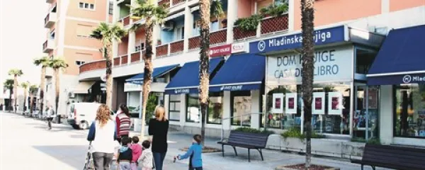 “Do prodaje ni prišlo, a ta pomembna slovenska založba, ki ima tudi najpomembnejšo verigo knjigarn, mora dobiti novega lastnika. To bo dobro za vse, ki imajo radi knjige, sploh pa za vse, ki izdajajo knjige,” pravi Samo Rugelj
