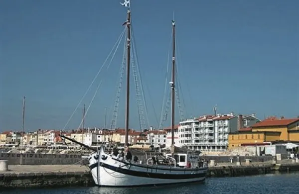 L'Isola d'oro ob piranskem pomolu, razstava o njej pa je na ogled v Pomorskem muzeju. Vstop v muzej je danes prost.