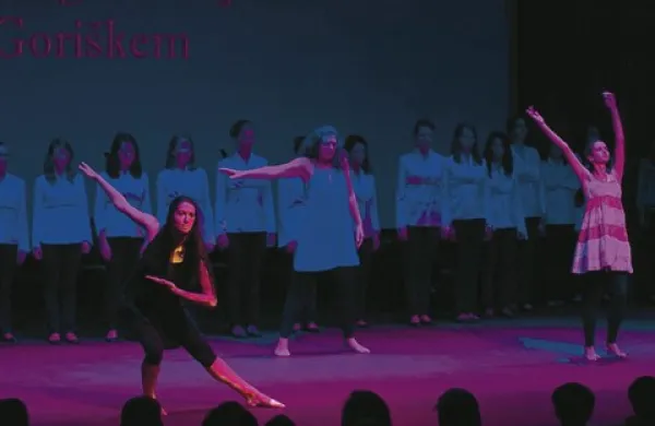 Program so s plesom, petjem in recitiranjem oblikovali dijaki novogoriške dramsko-gledališke gimnazije