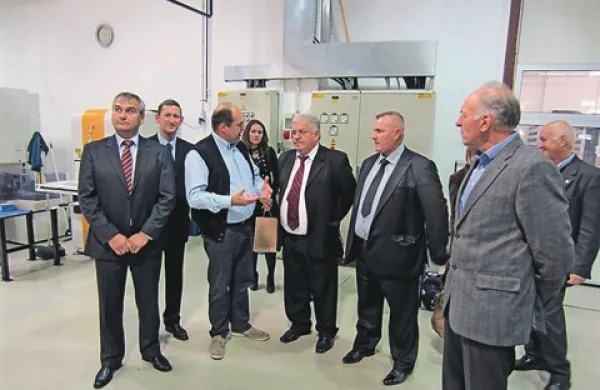Makedonska delegacija na obisku v podjetju Kern na Kozini, z leve: Ljubčo Janeski, Peter Borsič, Vilijem Kern, Lazar Koteski