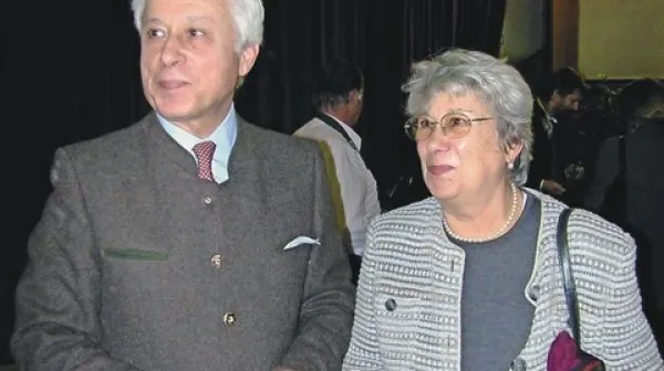 Grof Ivan Coronini, ob obisku leta 2002, s sestro Julijano, rojeno 1932, ki še danes živi v Gorici