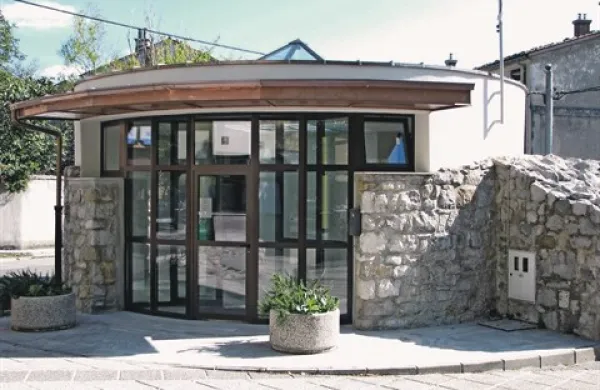Stolp 12, ki je po prenovi sicer izgubil pečat  arhitekta Svetozarja Križaja, naj bi spet odprli