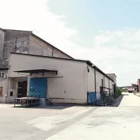 Območje Bivij 1 se začne okrog objekta, v katerem je bilo Mercatorjevo skladišče