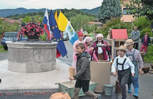 V okviru občinskega praznika so v Biljah  predstavili obnovljeni vodnjak v Klancu
