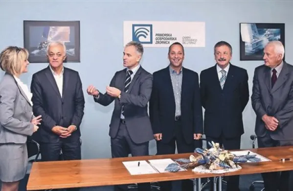 Predsednik  Slovenske gospodarske zveze iz Celovca  Benjamin Wakounig in direktor Primorske gospodarske zveze Tomaž Može sta podpisala sporazum o  sodelovanju, s katerim bodo spodbujali in ohranjali  razvoj povezav gospodarstva v obeh državah