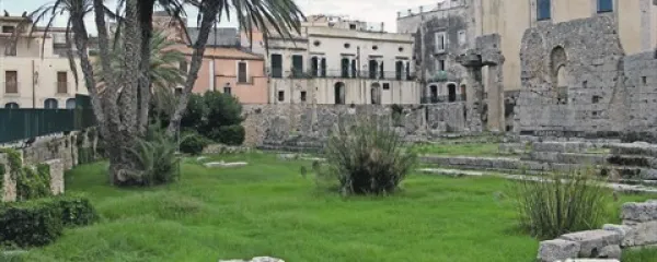 Apolonov tempelj v Sirakuzah, ki je bil deležen številnih sprememb. Preurejen je bil v bizantinsko cerkev, kasneje v mošejo, nato v cerkev Normanov. Odkrili so ga leta 1860.