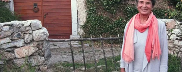 Divna Slavec na Volčjem Gradu,  na vrtu pri prijateljih Martini in Davidu. “Volčji Grad me pomirja.  Tu je prelepo,”  pravi.