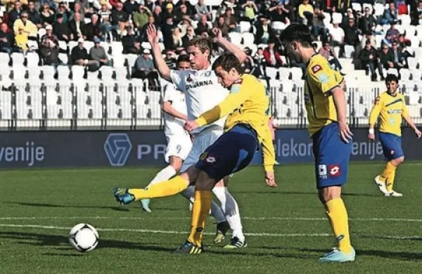 Nogometaši Luke Kopra so v 13. krogu Prve lige Telekom Slovenije v gosteh premagali Celje in se s sedmo zmago v sezoni vsaj začasno zavihteli na sam vrh prvenstvene razpredelnice  