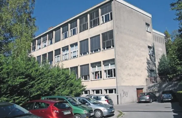 Južno pročelje Kettejeve šole bo “preoblečeno” v toplotno izolacijo  