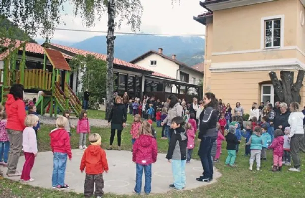  Veselje otrok in staršev ob novem  igrišču vrtca