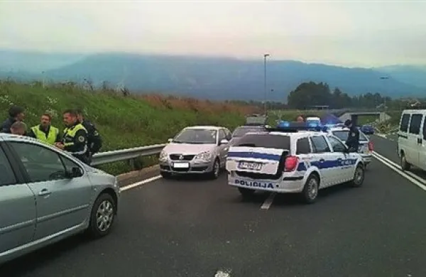 Gorenjski policisti so v Lescah ustavili 28-letnega Hrvata, ki je okoli 17. ure skozi karavanski predor bežal pred avstrijskimi policisti