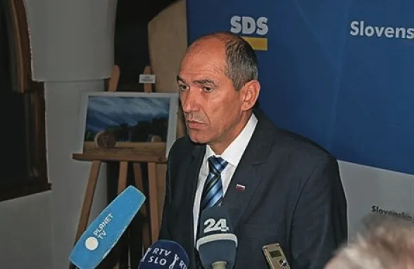 Janez Janša vladni koaliciji predlaga, naj pripravi vse potrebno za zaprosilo za mednarodno finančno pomoč