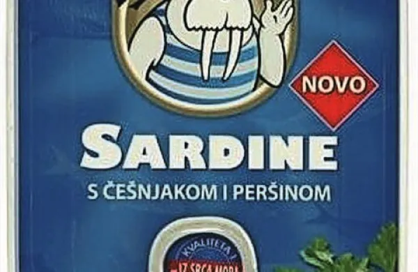 S polic umikajo Eva sardine s česnom in peter&scaron;iljem