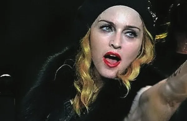 Ameriška pop ikona Madonna je za revijo Harper's Bazaar razkrila, da je bila kmalu po prihodu v  New York posiljena