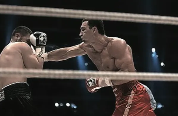 Svetovni boksarski prvak težke kategorije Vladimir Kličko (desno)  je brez težav ubranil naslove po verzijah WBA, IBF, WBO in IBO