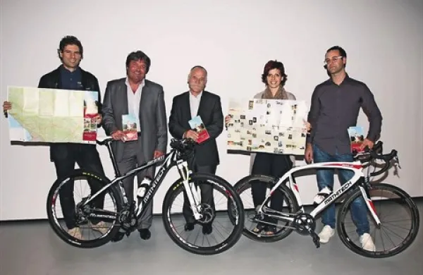 Zemljevid so predstavili (od desne): Tom Ločniškar, vodja Mladinskega hotela, Barbara Jerič (ŠTIP), Božo Dragan, Davorin Terčon in Enrico Merlani, direktor trgovine s kolesi v Sežani