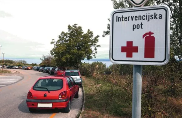 Koprski gasilci opozarjajo, da se  zaradi zaparkiranih intervencijskih poti lahko podaljša pot do tistih, ki potrebujejo njihovo pomoč 
